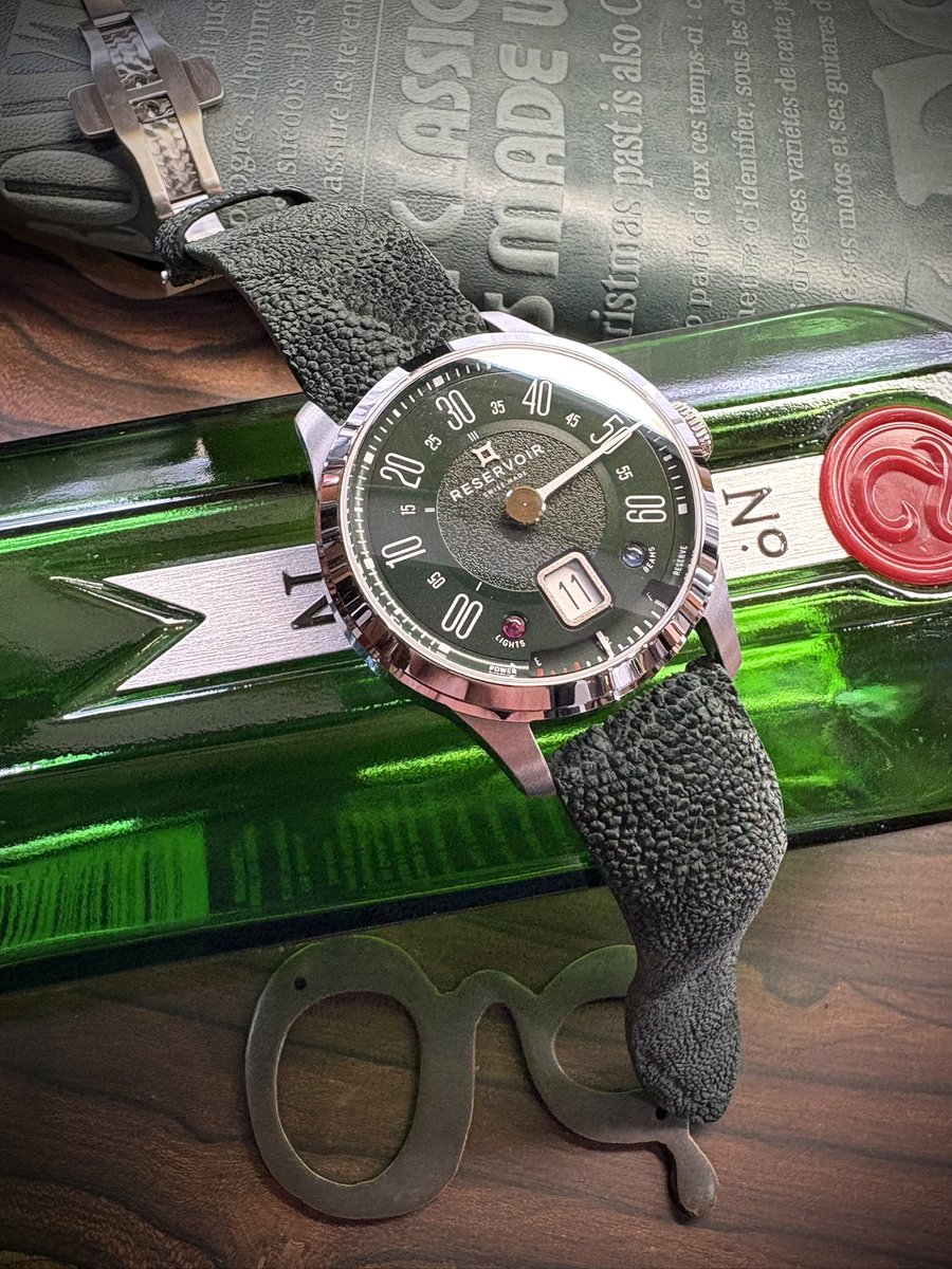 earnest_strap's tweet image. レゼルボワール。自動車や航空機などの古いメーターユや計測器の美しさへのオマージュから生まれた時計。文字盤のグリーンとテクスチャに合わせてたエレファントの深緑。
素晴らしいマッチングです。
#レゼルボワール #reservoir