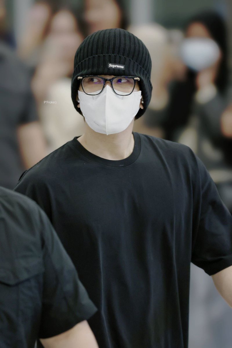 feat_jww's tweet photo. he is so wide WIDE https://t.co/5zyw4YRyVR