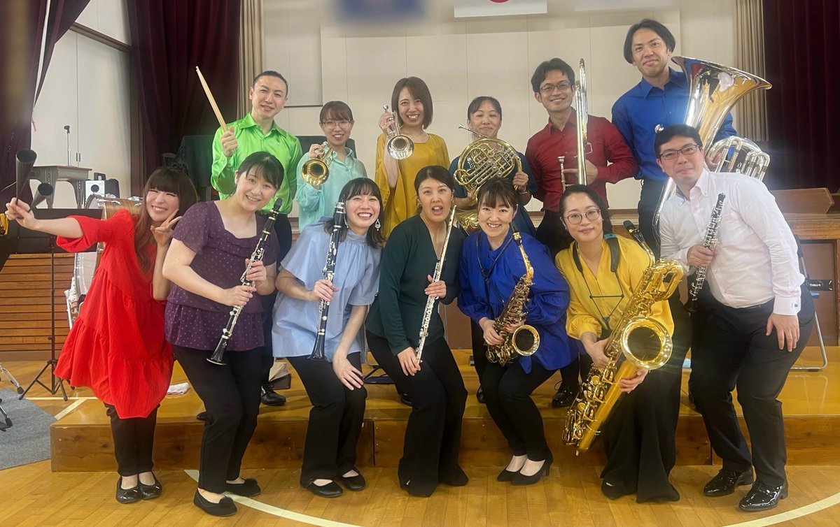今日は磐田市の小学校にて音楽鑑賞会☺️
吹奏楽の定番曲から聴き馴染みのある曲まで幅広いプログラムをお届けしました🎺

なんとこちらの学校、今年度で閉校とのこと。
#フィル浜 の演奏に合わせ合唱してくれた校歌は感動の歌声でした🥹また音楽を通じて素敵な時間を過ごせることを楽しみにしています🪇
