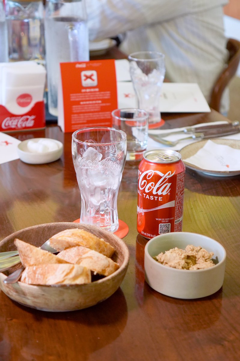 brsurvey's tweet image. [레드리본 위크 현장스케치] 03. 디핀옥수
코카-콜라와 풍성한 미식 경험을 즐길 수 있는 특별한 미식 행사인 레드리본 위크가 5월 29일 목요일 점심과 저녁, &amp;lt;디핀옥수&amp;gt;에서 열렸습니다. 행사 현장을 블루리본이 생생히 전달 드립니다.
bluer.co.kr/magazine/531