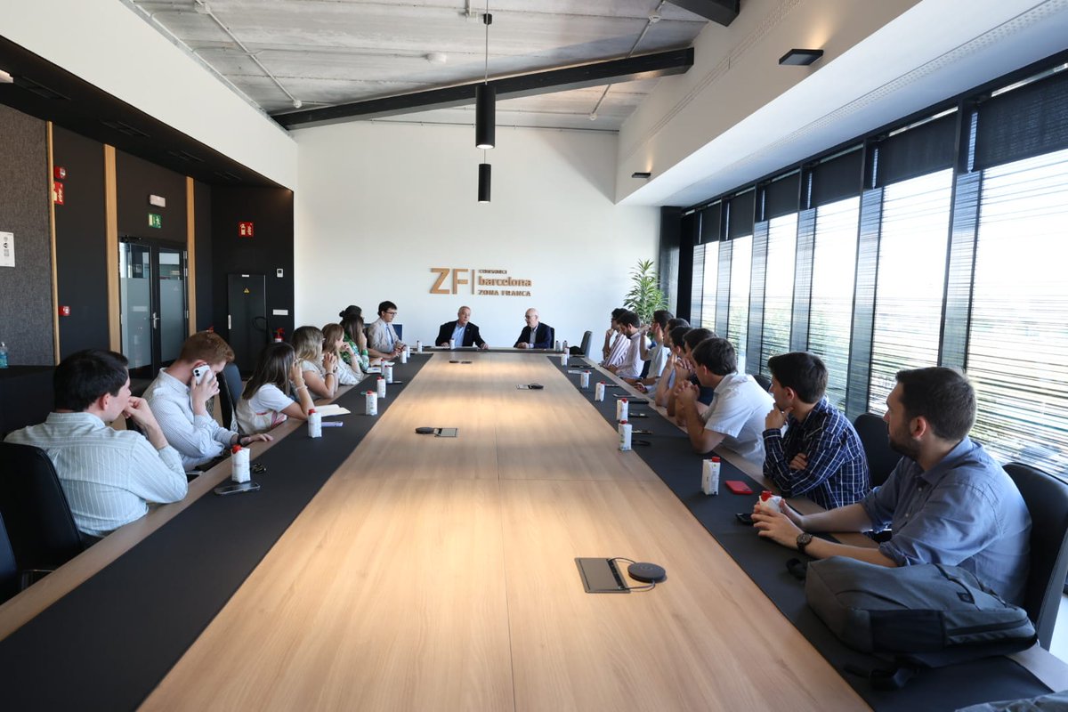 Consorci de la Zona Franca de Barcelona (@consorcizf) on Twitter photo 👉 Hoy, nuestro delegado especial del Estado, <a href="/pere_navarro/">Pere Navarro Morera</a>, imparte la clase "Liderazgo para la Europa del siglo XXI" a l@s alumn@s de la <a href="/aeleadership_eu/">AELeadership</a>.
¡Orgullosos de compartir experiencia e impulsar el #talento europeo desde <a href="/DFactoryBCN/">DFactory Barcelona</a> ! 🌍🚀 👉 Hoy, nuestro delegado especial del Estado, <a href="/pere_navarro/">Pere Navarro Morera</a>, imparte la clase "Liderazgo para la Europa del siglo XXI" a l@s alumn@s de la <a href="/aeleadership_eu/">AELeadership</a>.
¡Orgullosos de compartir experiencia e impulsar el #talento europeo desde <a href="/DFactoryBCN/">DFactory Barcelona</a> ! 🌍🚀