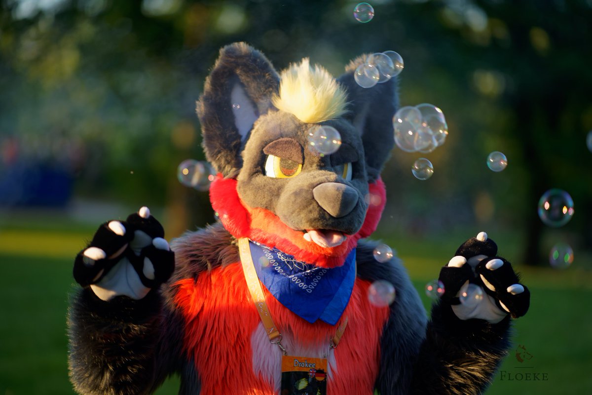 Bubbles! Need to pop! 

📸 <a href="/FloekeWusky/">Floeke</a>
🧵 <a href="/VarrosCreations/">Varro's Creations</a>
📍 RuhrFurMeet May 25

#FursuitFriday