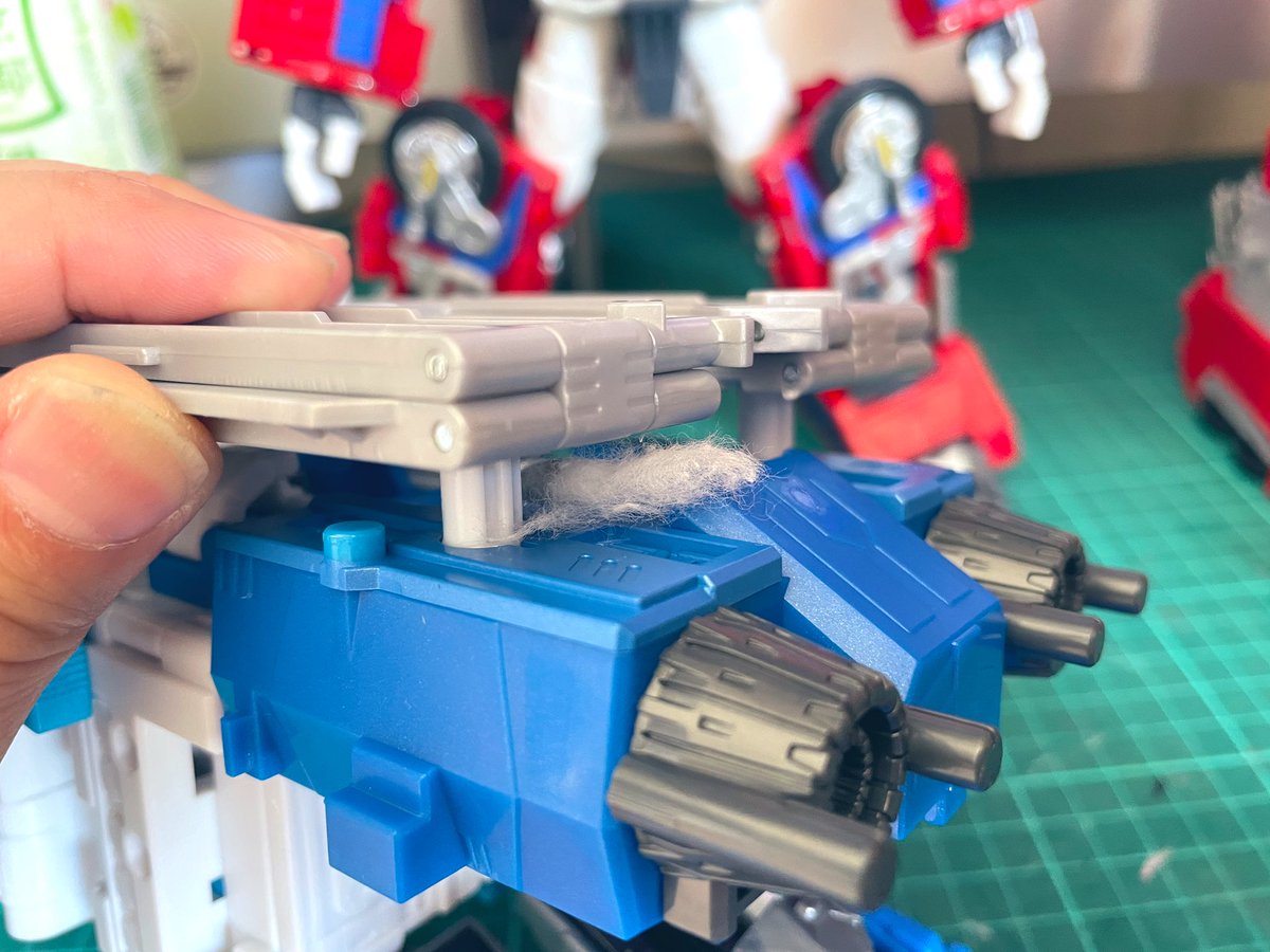 suna90147655's tweet image. クラファンの
ゴッドファイヤーコンボイが手元に届いていたのでワクワクしながら開けて見たら…
マグナスに切れたコットン?綿棒の先端が取れたもの?がひっついていて、取り除いてみると傷がある…ゲート跡?🤔
はぁ〜😓
#ゴッドファイヤーコンボイ
