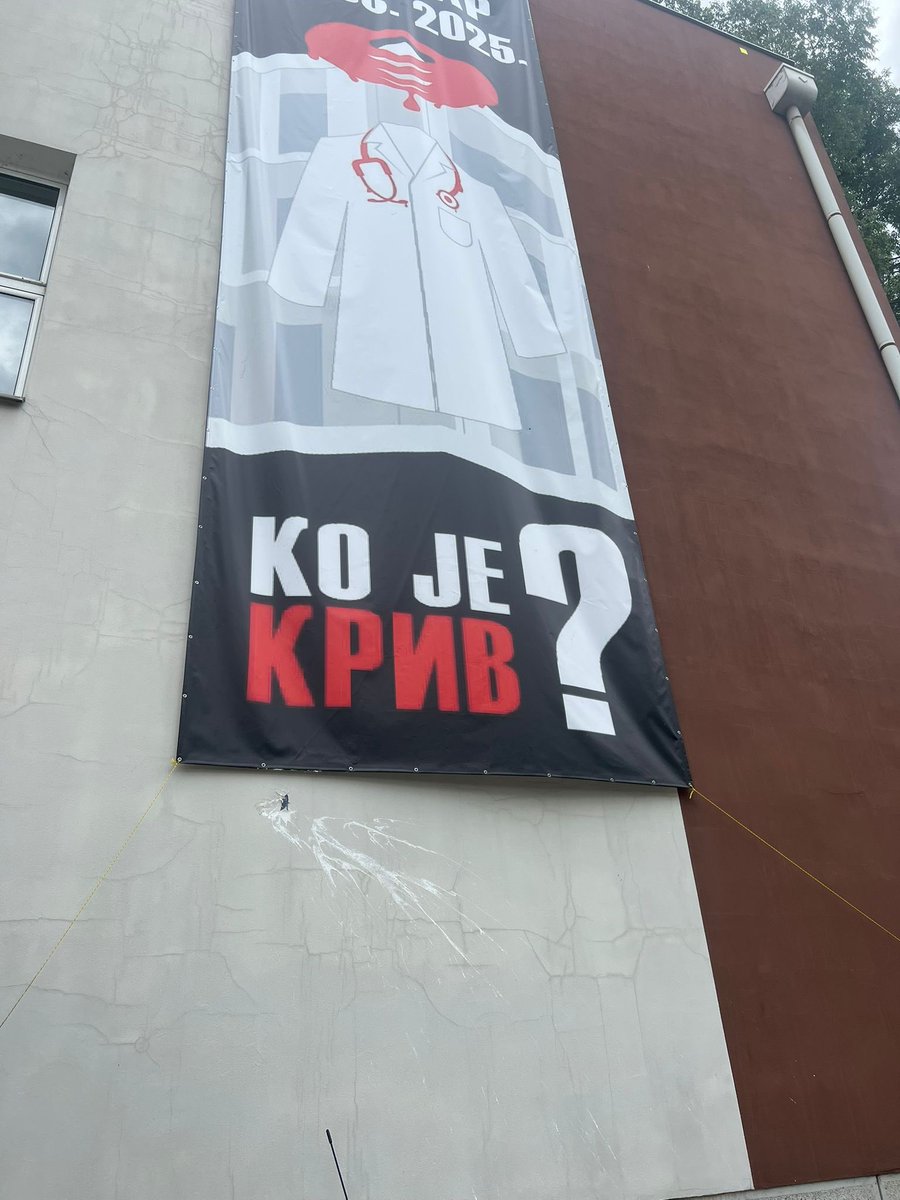 Blokada_Mfub's tweet photo. Ćaci-huligani sa fantomkama i kapuljačama već drugu noć nisu smislili način da skinu ili unište baner. U današnjoj epizodi nisu uspeli da dobace farbom na visinu od 2 metra. Izgleda da se baš naljutio čovek koji je kriv.... https://t.co/l8Ho4JJSRP