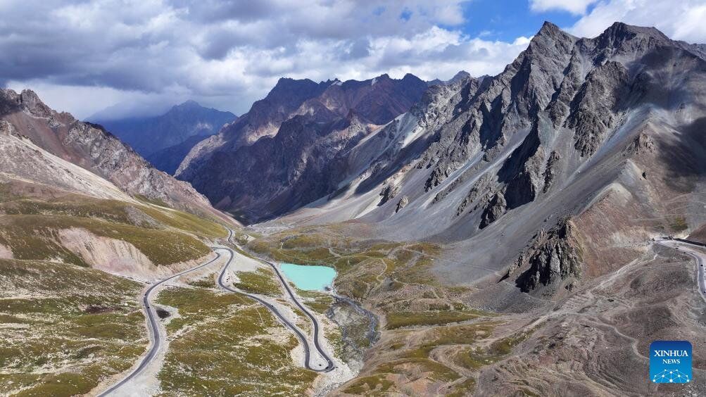 【獨庫公路5月31日全線通車】獨庫公路已完成全線清雪和路面病害處治工作，目前已進入多部門聯合安全隱患排查整治的最後階段，計劃將於5月31日起開放通車，7座以下小型客車均可通行。獨庫公路是G217線的重要組成部分，起點於天山北麓的獨山子，終於天山以南的庫車，全長561公里，被譽為“中國最美公路”。