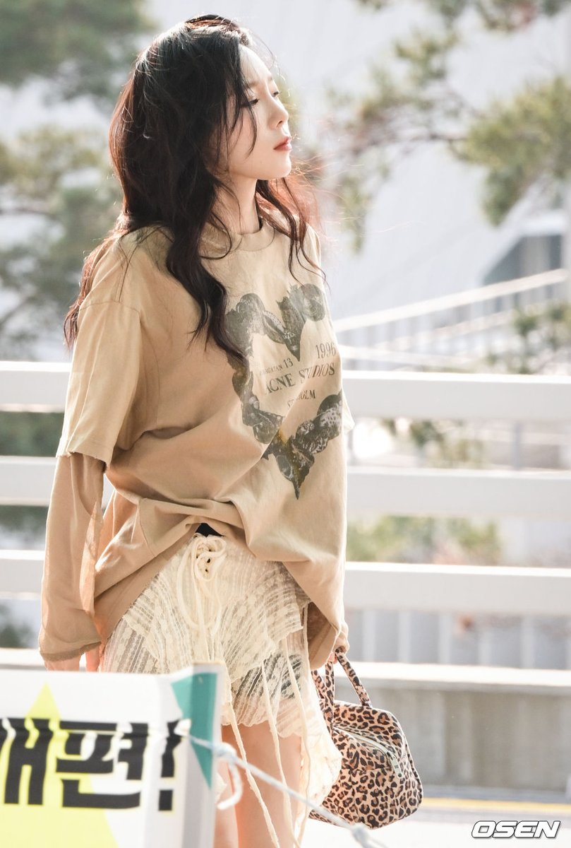 309KTYSS's tweet image. Incheon Airport to Bangkok for 'The Tense' 🇹🇭

250530 #태연 @TAEYEONsmtown
#TAEYEON_TheTENSE_in_BANGKOK 😍