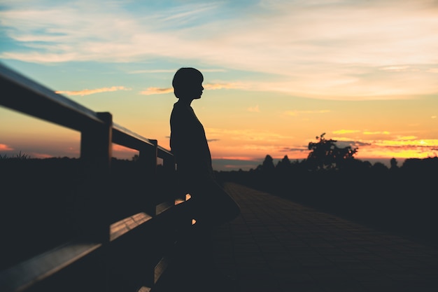Là où tes pieds👣 n'ont pas pu t'amener, la prière🤲 t'amènera🚶‍♂️. Là où tes mains ✋️ ne peuvent toucher, la prière les touchera🤝.
Si tes mains peuvent essuyer les larmes 😭de tes yeux👀, la prière enlèvera la douleur de ton cœur❤️.
Je sais que les larmes sont les derniers mots