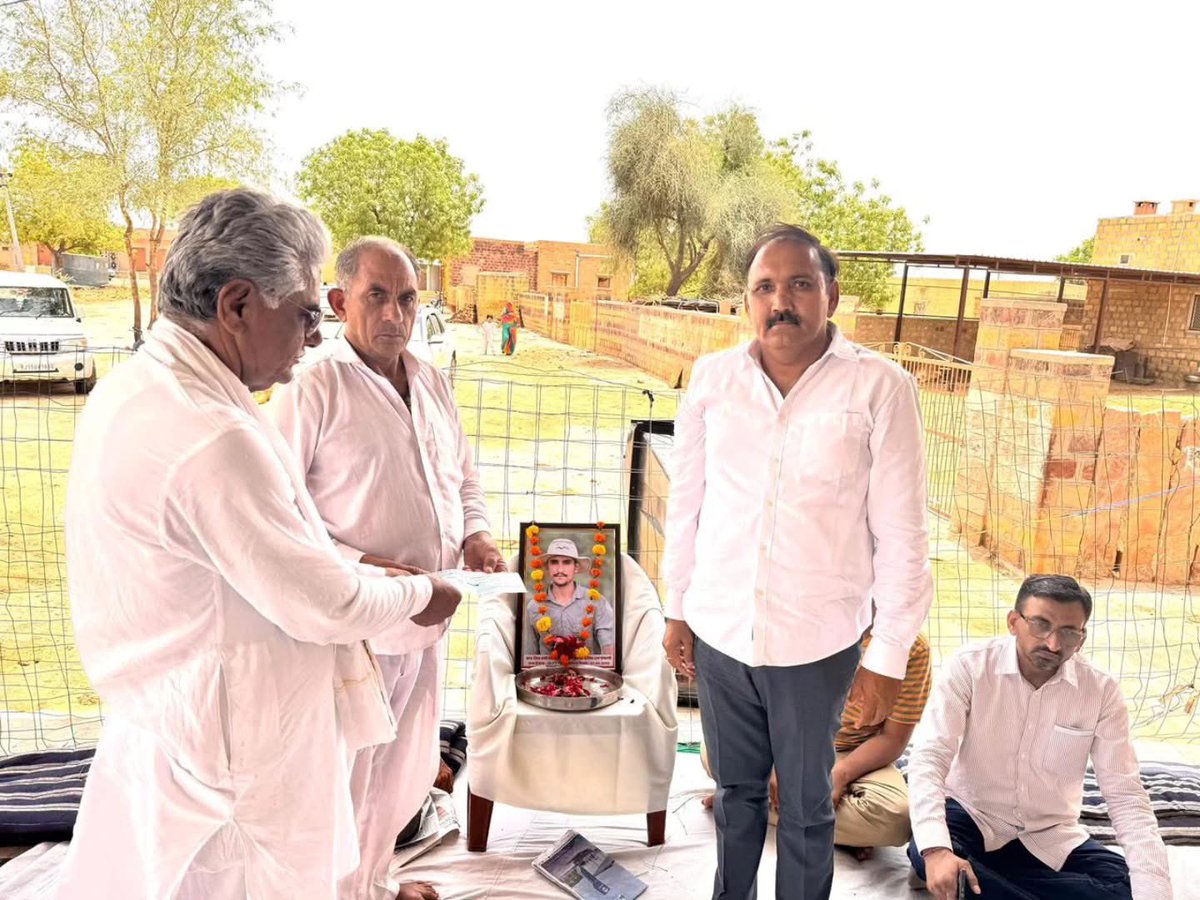 वन्यजीव रक्षार्थ अमर शहीद राधेश्याम बिश्नोई गोडावण मैन ऑफ़ इण्डिया के परिवारजनों को सहयोगार्थ 1,51,000 एक लाख इक्यावन हज़ार का चेक सुपुर्द किया अखिल भारतीय बिश्नोई महासभा की तरफ़ से