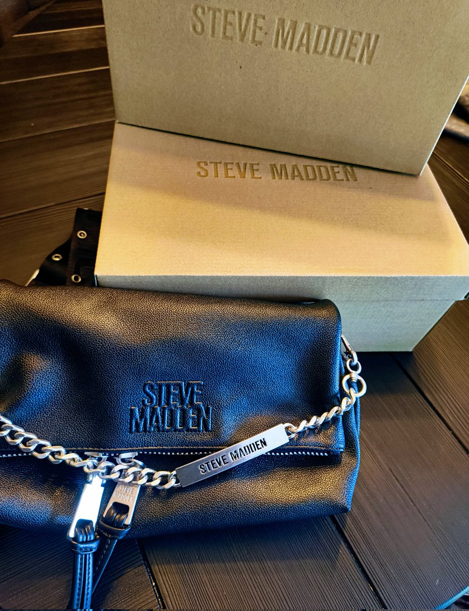 Heerlijk wezen #shoppen met mijn #slaaf gisteren op Hemelvaartsdag.  Uiteraard op zijn kosten😉

#femdom #maleslave #malesub #meesteres #sm #stevemadden