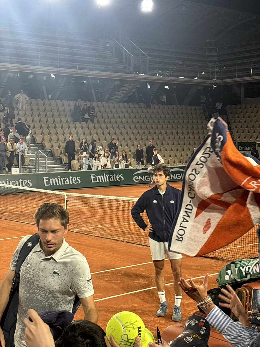 sporthmane's tweet photo. Après une énième journée à Roland remplie d'hommages, je suis juste bouleversé par ces dernières photos
Pierre-Hugues Herbert , ému comme jamais, entrain de réaliser que c'est fini pour son pote , son partenaire de toujours, Nicolas Mahut .
#MerciNico #RolandGarros2025 #RG https://t.co/I8d11FQKxR