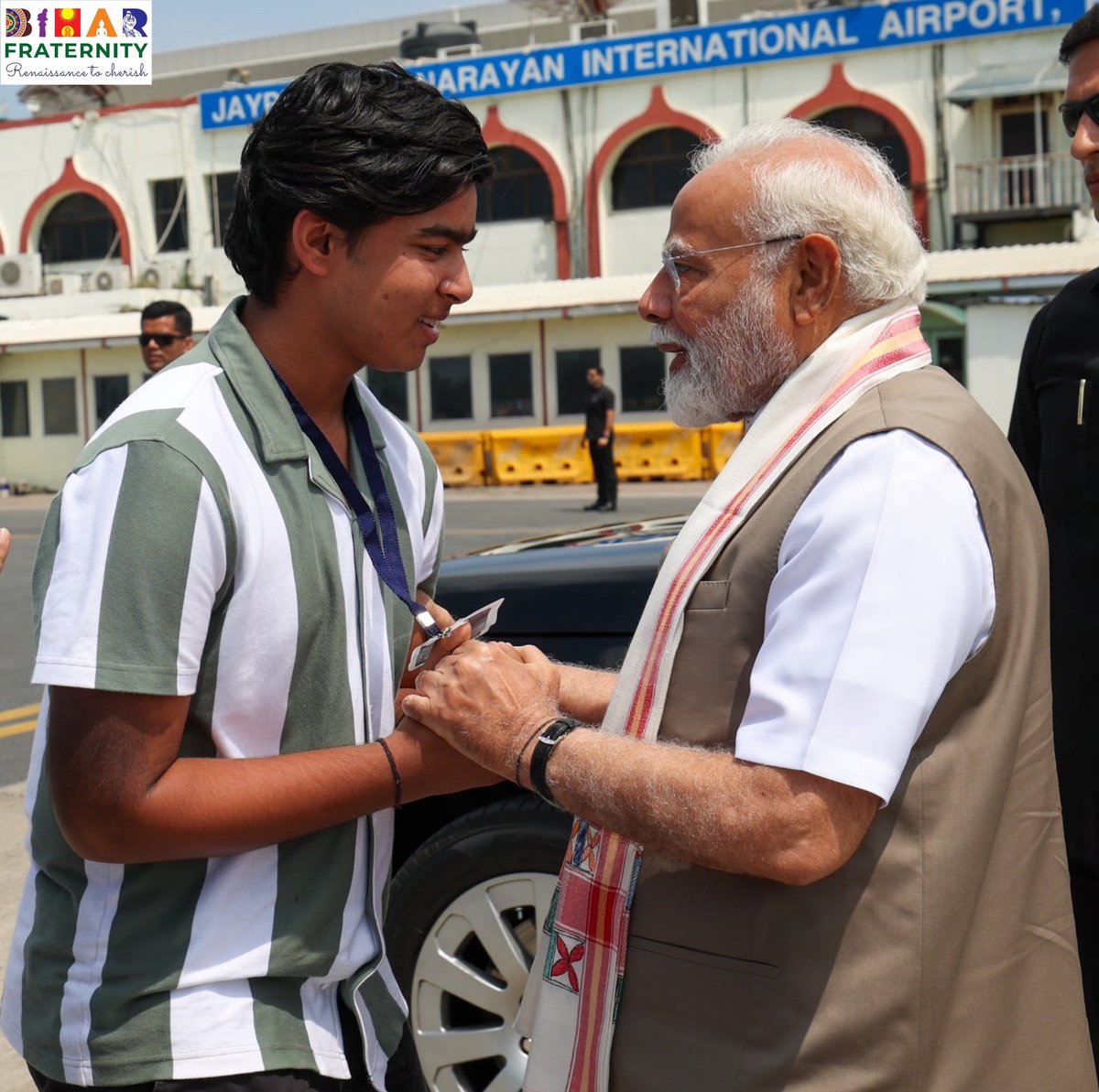 PM Modi meets the young cricketing sensation Vaibhav Suryavanshi &amp; his family at #Patna airport.

#NarendraModi
#VaibhavSuryavanshi
