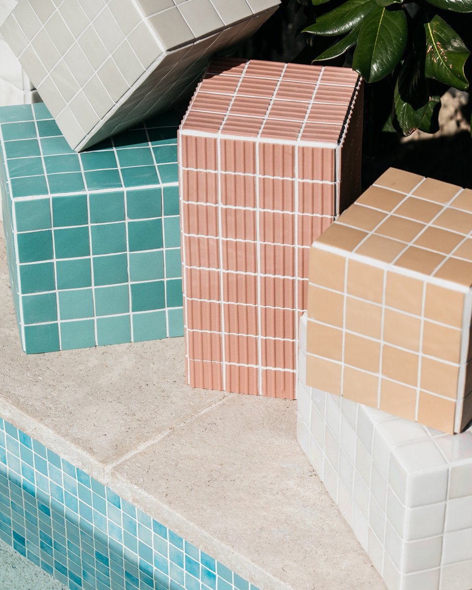¡𝗘𝘅𝘁𝗲𝗿𝗶𝗼𝗿 𝗮 𝗺𝗲𝗱𝗶𝗱𝗮! 🌳𝗖𝘂𝗯𝗼𝘀, 𝗷𝗮𝗿𝗱𝗶𝗻𝗲𝗿𝗮𝘀, 𝗯𝗮𝗻𝗰𝗼𝘀… La versatilidad del #mosaico no tiene límites 💡#Recap de ideas que nos inspiran 🤍bit.ly/3FvuIyR