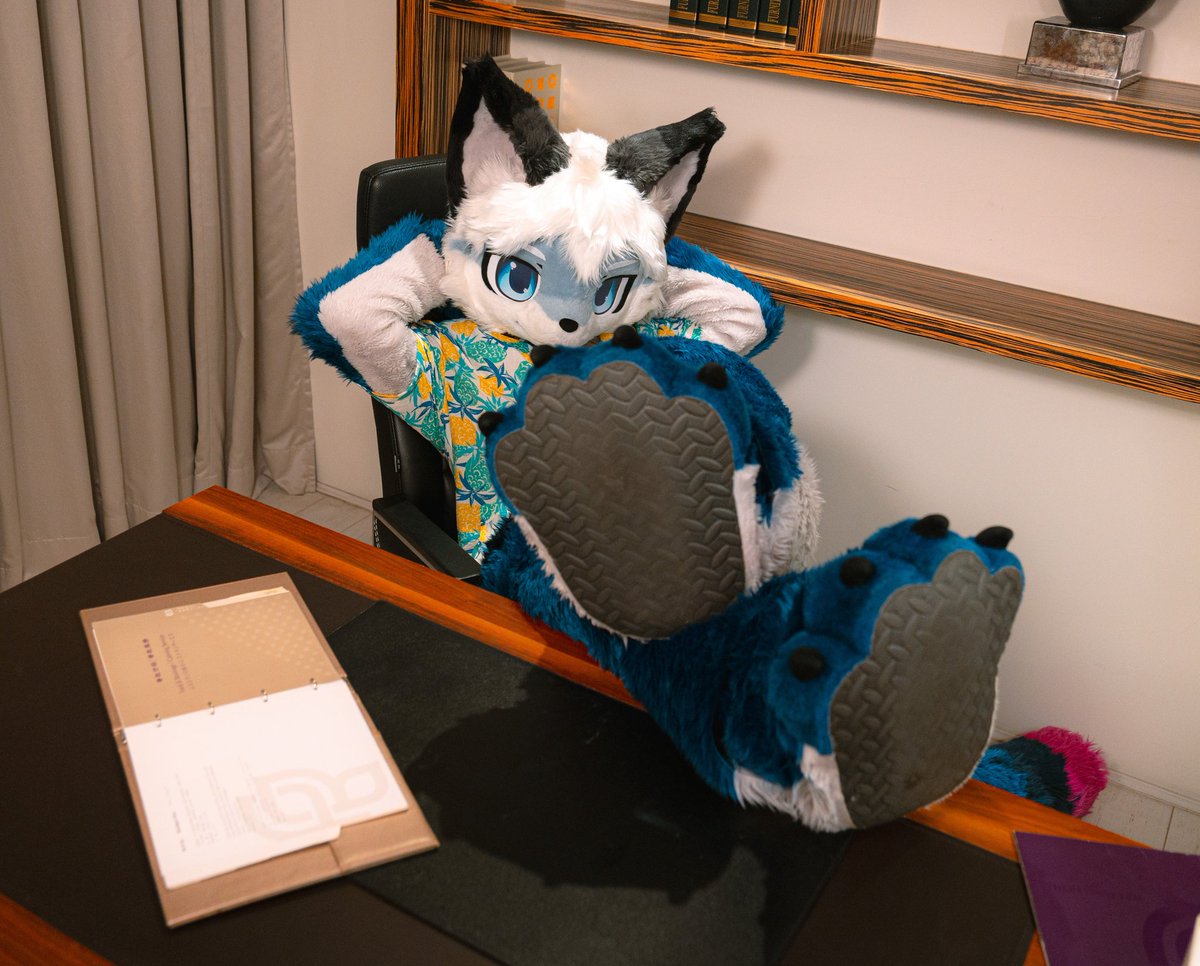 啊~~這三天連假，要做什麼？（思考

📸:<a href="/goat83262/">Yangi🔜UTFG</a>

#FursuitFriday