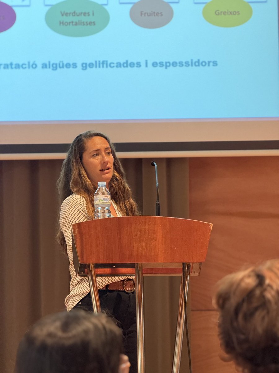 🥣💬 Millorar l’abordatge de la disfàgia també és empoderar la ciutadania!
La Carolina Alves Tafur, dietista-nutricionista d’AP i comunitària a Sant Boi, ens presenta eines pràctiques per fer-ho possible 💡👄

#JornadaCrònics25 #CrònX #GAPiCBaixLlobregat <a href="/primariaicscat/">Atenció Primària i a la Comunitat de l'ICS</a> <a href="/salut/">salut</a>
