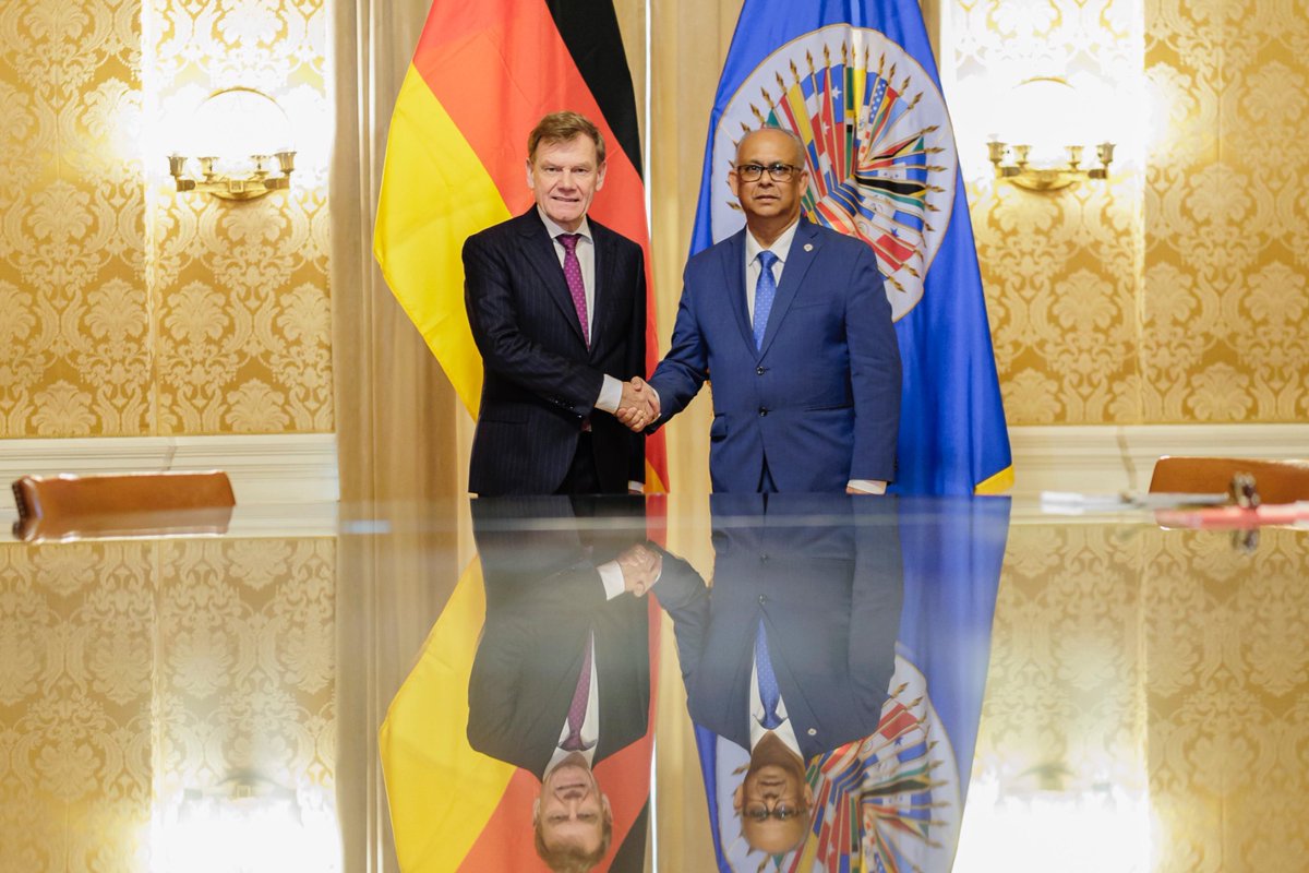 AlemConAmLatina's tweet image. Encuentro del Ministro de Relaciones Exteriores alemán 🇩🇪 Johann Wadephul con el Secretario General de la #OEA 
, Albert Ramdin. 🇩🇪 apoya entre otros la Misión de Apoyo al Proceso de Paz #MAPP de la @OEA_oficial  en 🇨🇴 e iniciativas de la OEA en #Haiti. 
oas.org/en/media_cente…