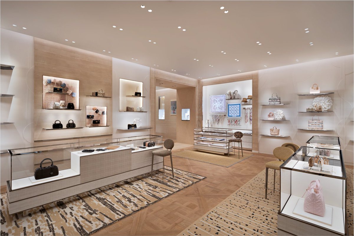 DIOR opens newly renovated and expanded store in Jakarta at Plaza Indonesia

cpp-luxury.com/dior-opens-new… 

#Dior #ChristianDior #Jakarta #PlazaIndonesia #luxuryfashion #luxury #fashion #luxurybags #luxuryaccessories #luxuryretail #luxuryboutique #luxurybusiness #LVMH <a href="/LVMH/">LVMH</a> <a href="/Dior/">Dior</a>