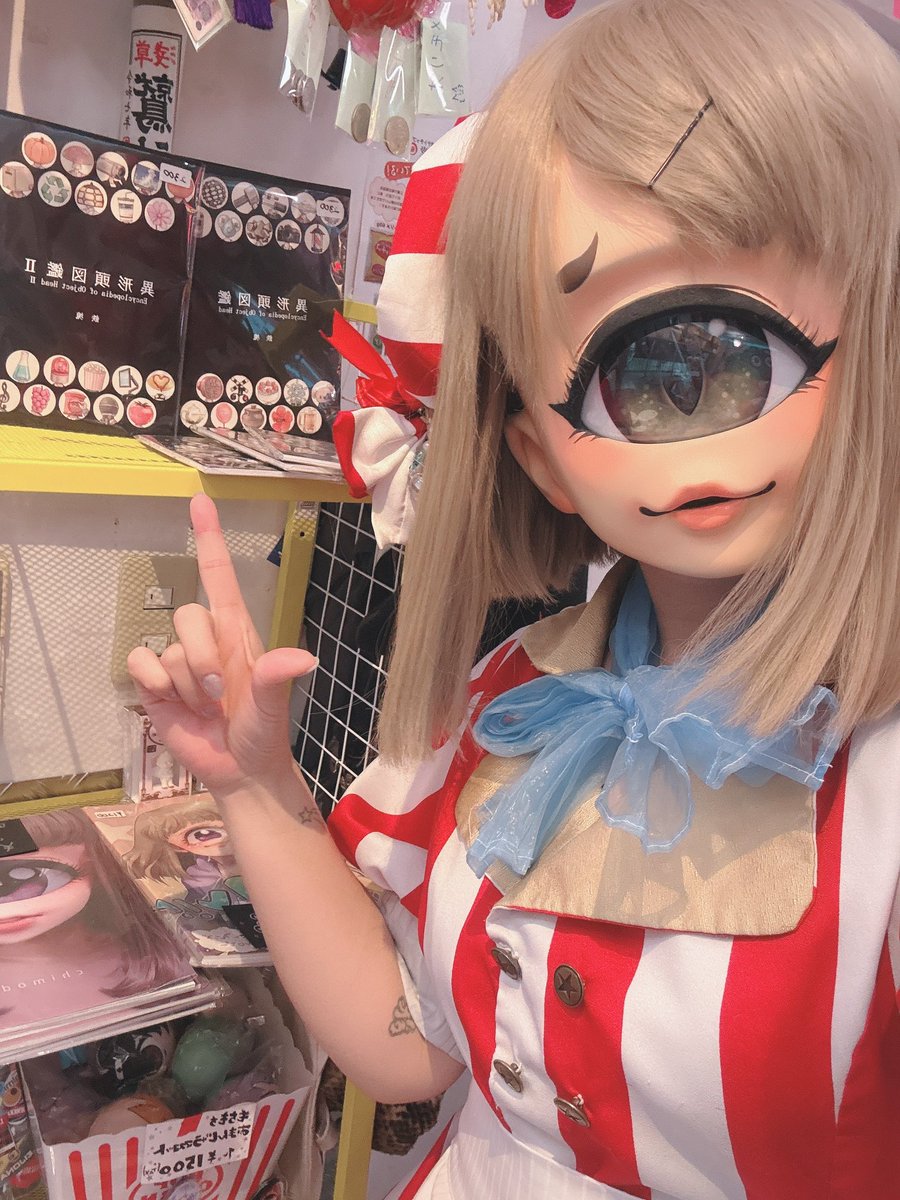 #monsterparty
おーぷんしてる！わいわい！
委託コーナーもいっぱいだから見てくれよな〜！
ハンバーグカレー！１７−２２で待ってるね！！