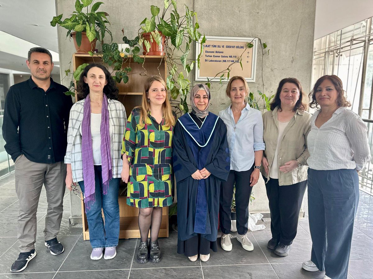 Bölümümüzün doktora öğrencilerinden Meryem Bursalı, Zeynep Oktay ve Zeynep Sabuncu’nun danışmanlığında yazdığı “Aşk Mesnevilerinin Sebeb-i Telif Bölümlerinde Yapı, İşlev ve Çok Sesli Anlatı” başlıklı tezini başarıyla savunarak doktora derecesi almaya hak kazanmıştır.