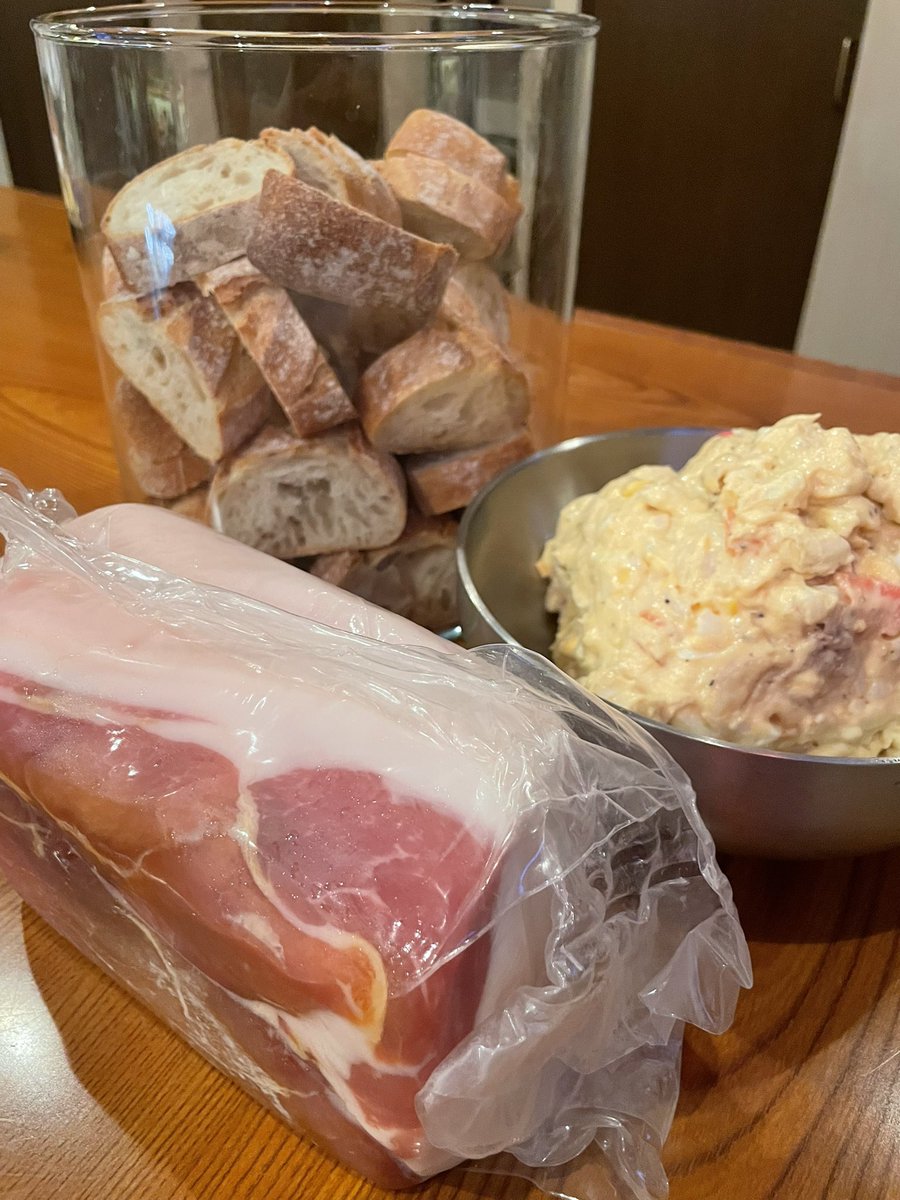 本日、金曜日。無くなり次第終了のお通しご用意しました♪

バケット
たまごサラダ
セルフカット生ハム
フィッシュフライ
フレンチフライ
トルティーヤwithアボカドディップ