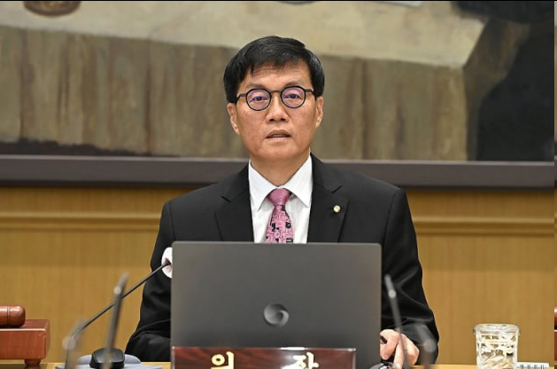 🇰🇷 Bank of Korea cuts interest rate to 2.5% (from 2.75%) — signaling more cuts likely ahead as growth slows sharply.

BoK slashed 2024 GDP forecast from 1.5% → 0.8%.
Governor Rhee: “4 out of 6 board members support another cut within 3 months.”
Korea prioritizes recession risk
