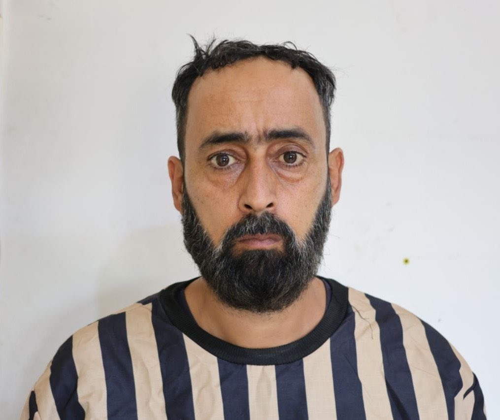 Badr Hamoud, a former member of the National Defence Forces of the ousted Assad regime, was arrested for his involvement in committing war crimes against Syrians. 

He was infamous for a photo, boasting about capturing Syrian women from Ghouta. #Syria