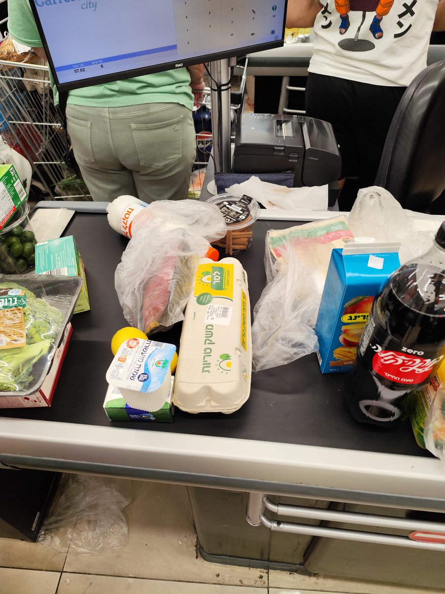 למה רק בארץ הקודש אין את הפלסטיק הזה שיכול להפריד בין הקניות של מי שלפני ואחרי?
 גם ככה צפוף פה תביאו את הפלסטיק לסופרים!