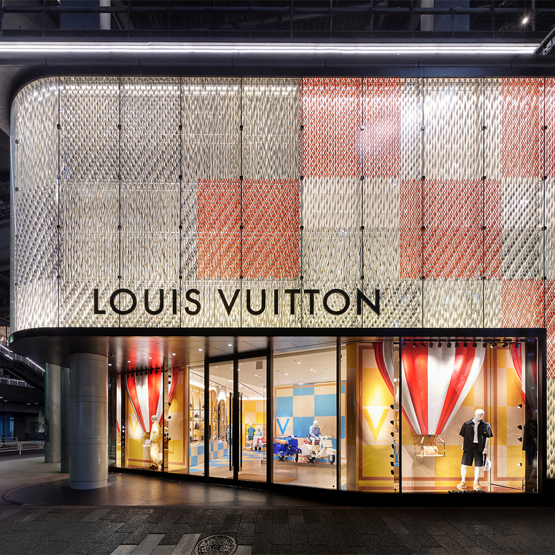LouisVuitton_JP's tweet photo. ルイ･ヴィトン 渋谷メンズ店が夏のムードに──メゾンの｢旅の真髄(こころ)｣が息づく期間限定ディスプレイと共に、@Pharrellによる2025プレフォール メンズ･コレクションも登場！
ストア詳細は https://t.co/cWjLnhfzt9 から。
 
#LVMenPreFall25 #PharrellWilliams #LouisVuitton https://t.co/zQAdFe9CDg