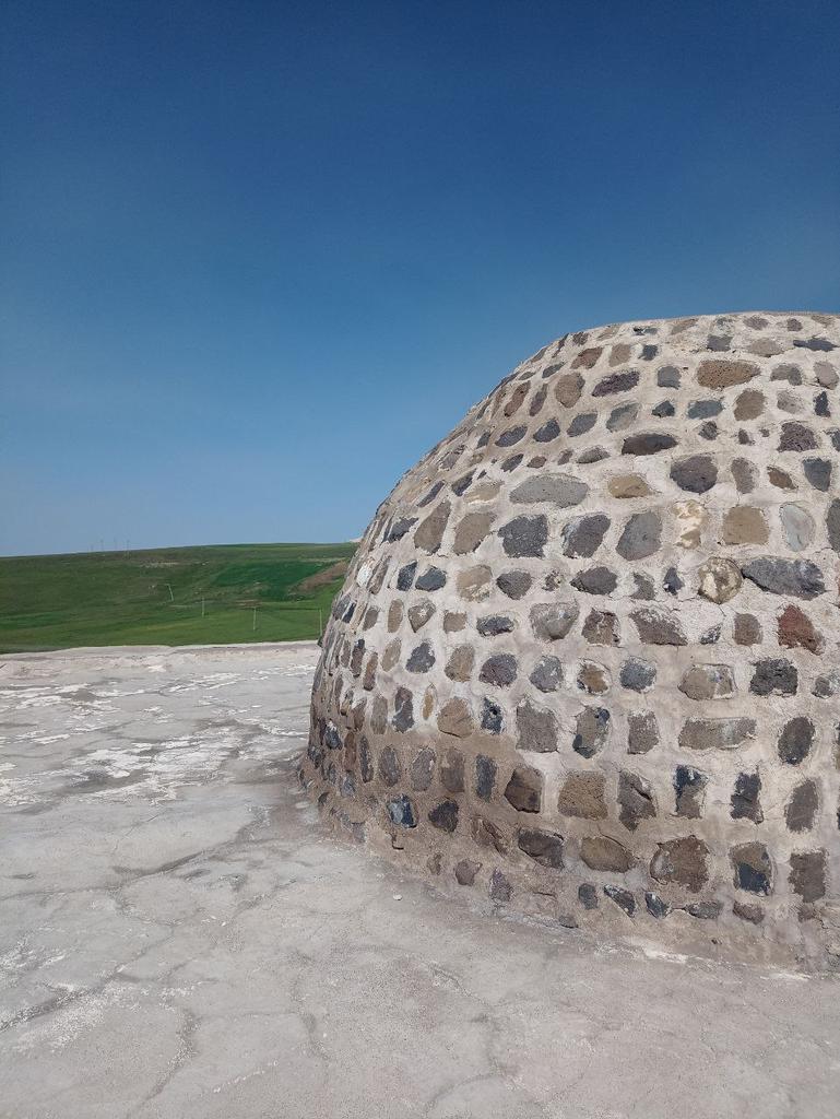 کاروانسرای شاه عباس که ثبت جهانی یونسکو شده و مکانی کاملا زیبا و دیدنی که از چشم توریست ها پنهان مانده است که محیطی کاملا بکر و چشم نواز است. 
#رویش_نیر
#جشنواره_آبزیان_نیر