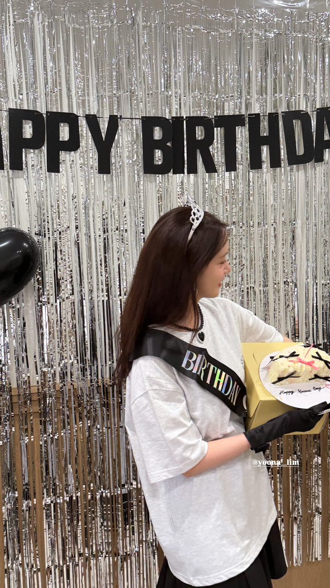 스텝들이 윤아 생일 축하해줬나봐 🎂🖤