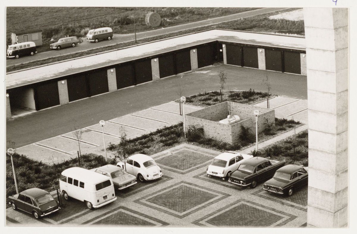 Het binnenterrein van de Frankenstate serviceflats in Bergen (1968). Vers aangelegde bestrating en een vierkant bouwseltje om een gastank (?). #fotovrijdag Fotograaf onbekend.