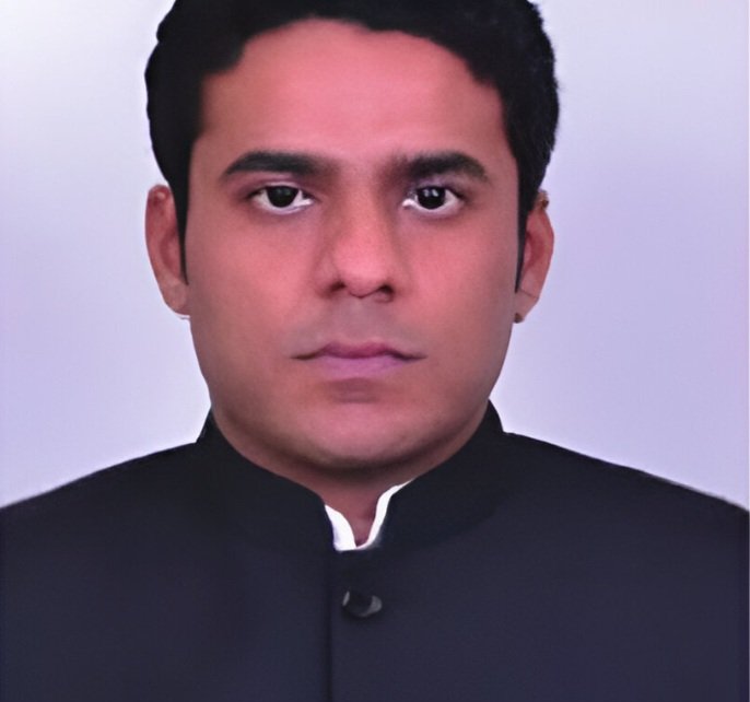 He's Chintan Raghuvanshi, IRS.

Like every aspirant, he joined UPSC to uplift society. After joining, he thought, how will I uplift society if I don’t uplift myself first? Right approach, I must say.

So, as Deputy Director of ED in Odisha, he raided a businessman for illegal