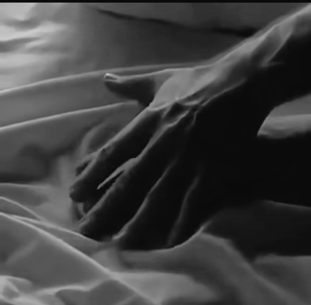 "A mí me gustan las personas que no tienen miedo de sentir.
Las que no se esconden cuando el corazón late fuerte,
las que se atreven a quedarse,
a tocar con cuidado y deseo a la vez.
Esas que saben cuándo abrazarte
y cuándo hacerte temblar con solo un beso lento".
#Anónimo 🦋