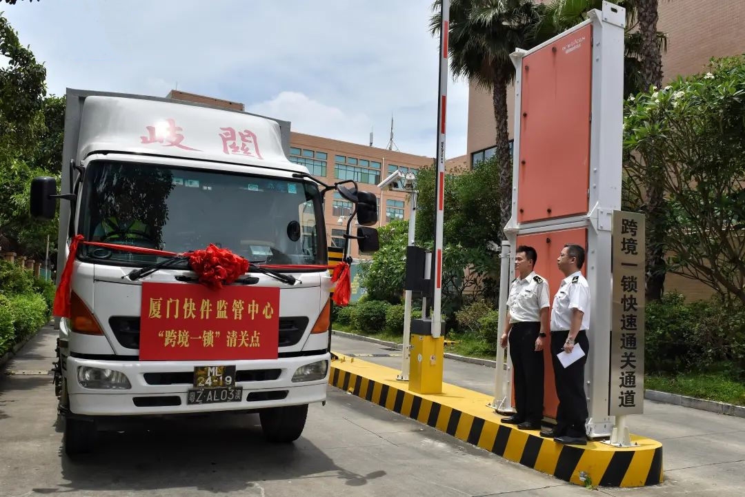 XM_FTZ's tweet photo. 🚛✈️Breaking News! The first #Xiamen–Gongbei–#Macao Single E-Lock Scheme (#SELS) truck export cleared customs at Xiamen's FTZ Express Delivery Supervision Center on May 27, heading to Macao to be flown to Madrid, Spain! This marks the official launch of the Fujian-Guangdong-Macau-Hong Kong SELS, enabling seamless two-way logistics between the Chinese mainland and Macao. #PioneeringXMFTZ