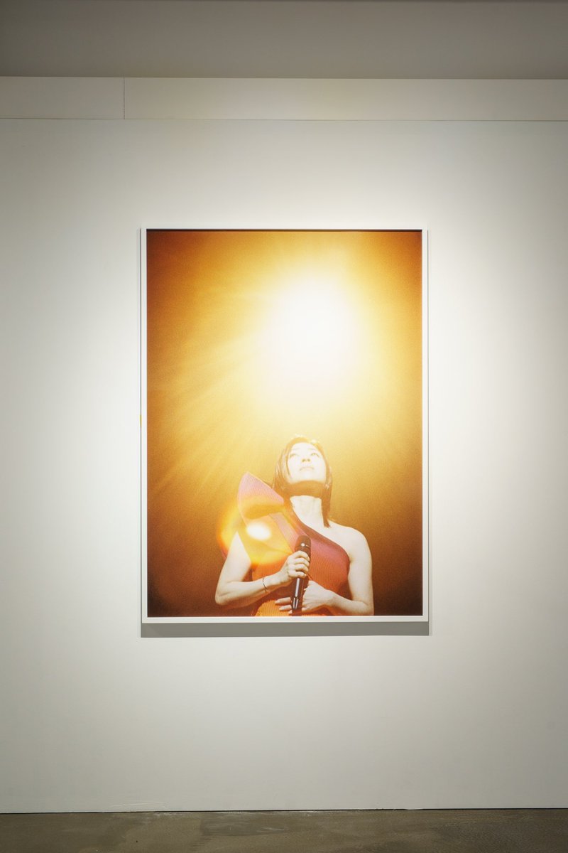 宇多田ヒカル 全国ツアーを9人の写真家の視点で捉え、写真集刊行と写真展を開催した #NINESTORIES 🧸

会場展示の写真作品(一部)
オンライン販売をスタートします!

📸ArtSticker（国内・海外発送）
artsticker.app/events/78443?t…

📸New Gallery Store（国内発送のみ）
newgallery-tokyo.com/store/ninestor…