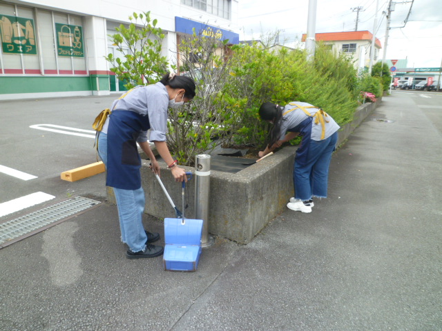 ho_numadu's tweet photo. 皆さまこんにちは、本日は５月３０日にちなんでゴミゼロの日です。私たちの生活環境で少しでもゴミが無くなる事を祈りながら、普段より念入りに店舗周辺の清掃を行いました。#ハードオフごみゼロの日地域貢献　＃ハードオフ沼津 https://t.co/JGsVR1XUlf