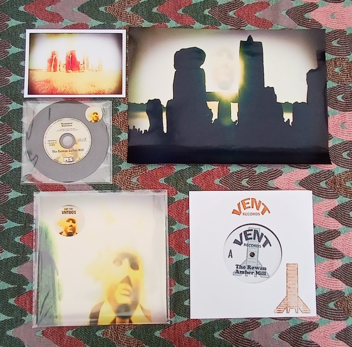 RowanAmberMill's tweet photo. The final three copies of this beautiful  limited edition, lathe-cut vinyl of our Summer Solstice single are now available to pre-order in our Bandcamp shop https://t.co/xZTo36Xhks  
Vent Records have done a stunning job on the release. 
Head over and take a listen.  #folkhorror https://t.co/bEoL8Swhb3