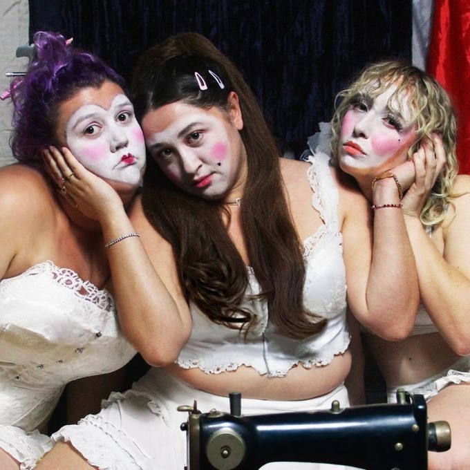 REVIEW: Hemlines ★★★★ "Smart, strange, and unexpectedly moving... exactly the kind of gem you hope to stumble across at the Fringe" #PragueFringe broadwaybaby.com/shows/hemlines…