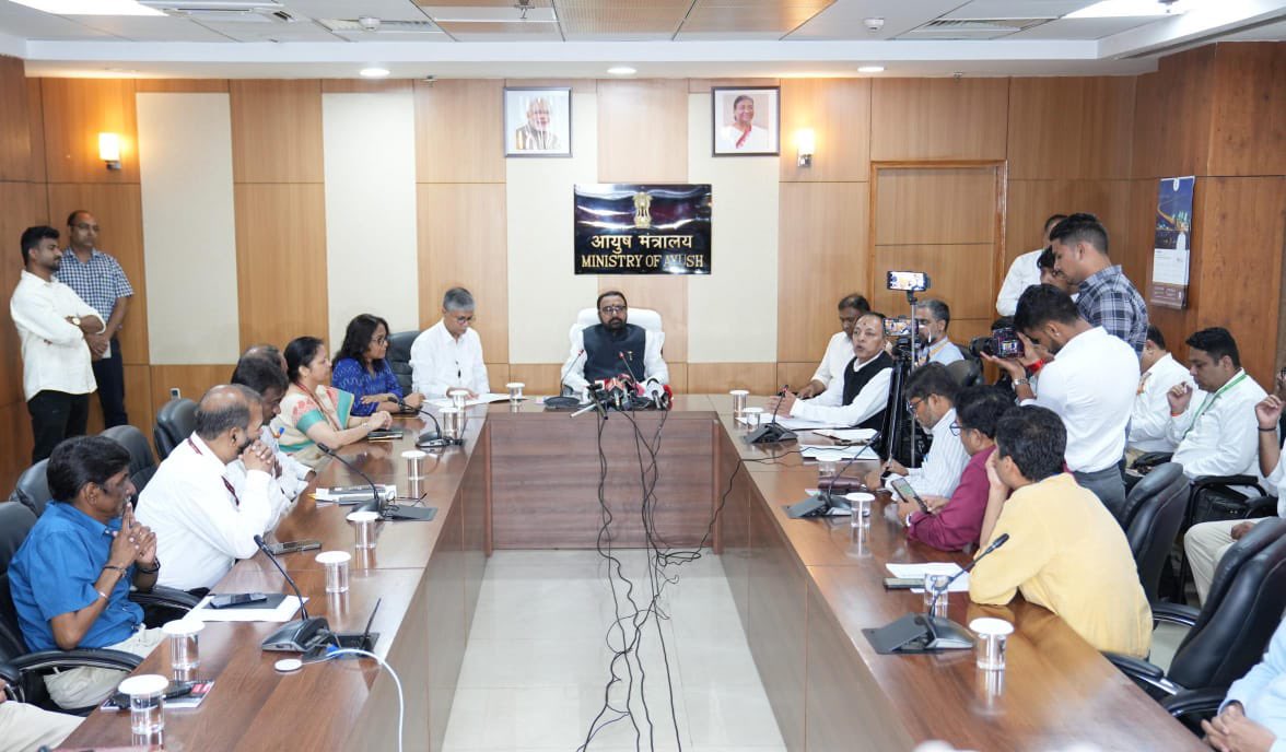 mpprataprao's tweet photo. In a major step to boost transparency, tackle misinformation &amp; ensure consumer protection in traditional medicine, launched the #AyushSuraksha Portal today at Ayush Bhawan, New Delhi.

This will strengthen regulatory oversight &amp; build trust in the Ayush sector.

#DigitalAyush  🇮🇳 https://t.co/wjE8aXDaDx
