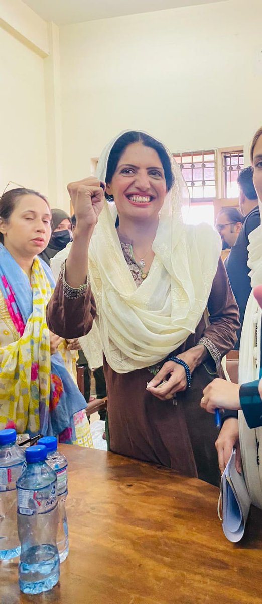 عالیہ حمزہ نے نیا نعرہ لگا دیا
ہٹ جاؤ یا ڈٹ جاؤ 🔥