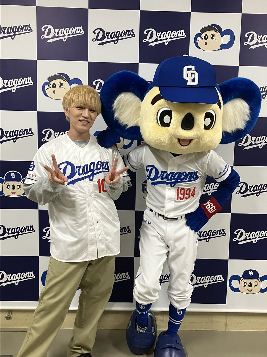tokaitv_dodra's tweet photo. 本日、中日対巨人戦の試合前セレモニアルピッチにて #神山智洋 さんが登板しました‼️
背番号103🟰遠海　
翔太のユニフォームを着て、マウンドに立ちました✨
ノーバウンドで見事なストライクでした🔥
#WESTꓸ #ミッドナイト屋台 〜ラ・ボンノォ〜 https://t.co/SSAa3qxqw8
