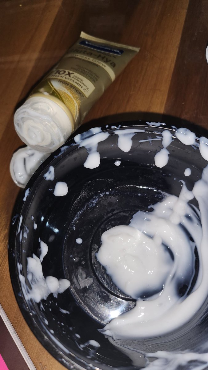 BitSurveen's tweet photo. I placed an order an free gluta-hya sample from vaseline for ny mom and this is how it came to me and the delivery guy was very rude , impatient and in a hurry,In the last pic it's the amount of product that came out of the bubble wrap.@VaselineIndia @HUL_News https://t.co/3ppRR4MlHE