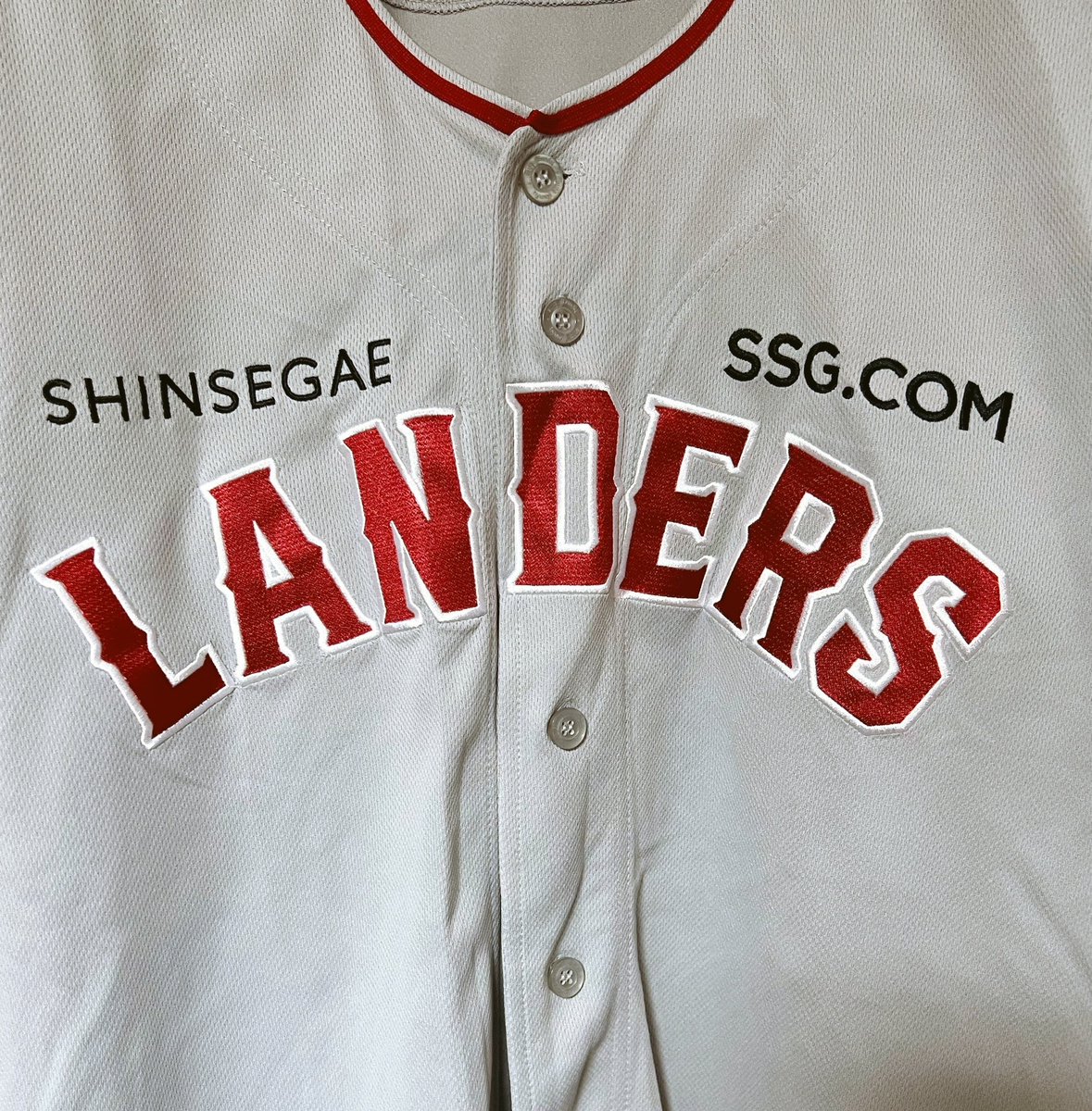 qbyn88's tweet photo. 来週の韓国プロ野球観戦は水原のSSG랜더스とktwizの試合に決定🏟️
away側なので、1回も着てないけど
忘れずに持って行こう🇰🇷 https://t.co/T2sbMfLv7n