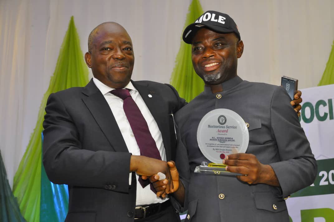 NEWS RELEASE

Governor Adeleke Bags NBA Award, Denies Rebuking Supreme Court

- Reaffirms faith in the judiciary to settle ongoing LG dispute

OSOGBO - 30/05/2025 - Osunstate.gov.ng 

Governor Ademola Adeleke has denied a fake news published in a national daily alleging