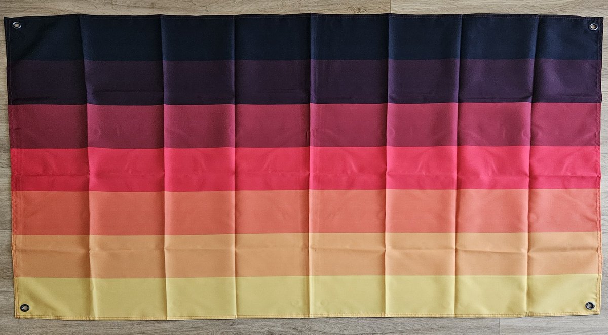 Sie sind endlich da und das auch noch pünktlich zum #Stolzmonat! 👌🏻

Keine Sorge, die werden beide noch gebügelt, bevor es morgen nach Koblenz geht.

Vielen Dank an <a href="/ArnoNymuski/">ArnoNym</a> für die Flaggen und deinen geduldigen Kundensupport!