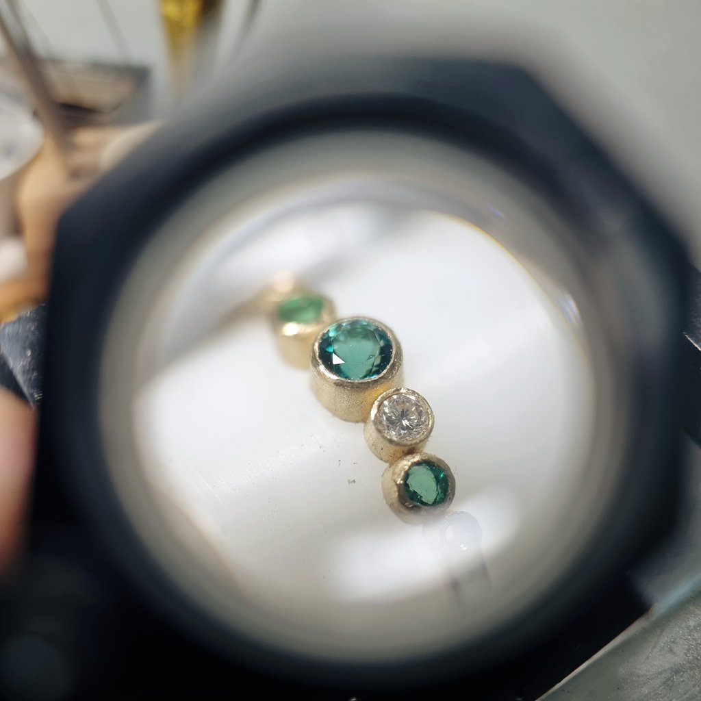 세상에서 가장 소심한 망치질... 🥹
그란디디어라이트 &amp; 서브 에메랄드들