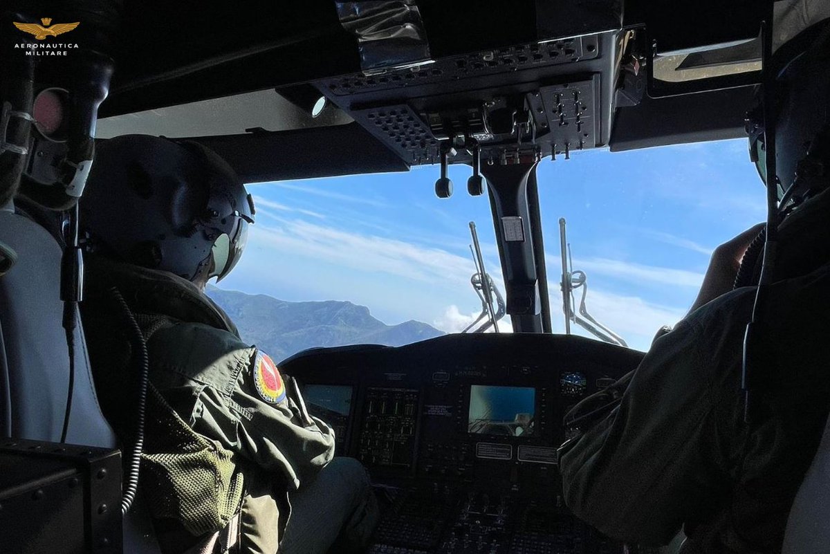 Aeronautica Militare (@italianairforce) on Twitter photo Un elicottero HH-139B dell’82° Centro Search and Rescue del 15° Stormo dell’#AeronauticaMilitare nel pomeriggio di ieri ha recuperato un uomo infortunato che si trovava sull’Isola di Marettimo.
L'attività si è svolta in sinergia con il <a href="/cnsas_official/">Corpo Nazionale Soccorso Alpino e Speleologico</a>
🗞️bit.ly/4mEN8Oq Un elicottero HH-139B dell’82° Centro Search and Rescue del 15° Stormo dell’#AeronauticaMilitare nel pomeriggio di ieri ha recuperato un uomo infortunato che si trovava sull’Isola di Marettimo.
L'attività si è svolta in sinergia con il <a href="/cnsas_official/">Corpo Nazionale Soccorso Alpino e Speleologico</a>
🗞️bit.ly/4mEN8Oq