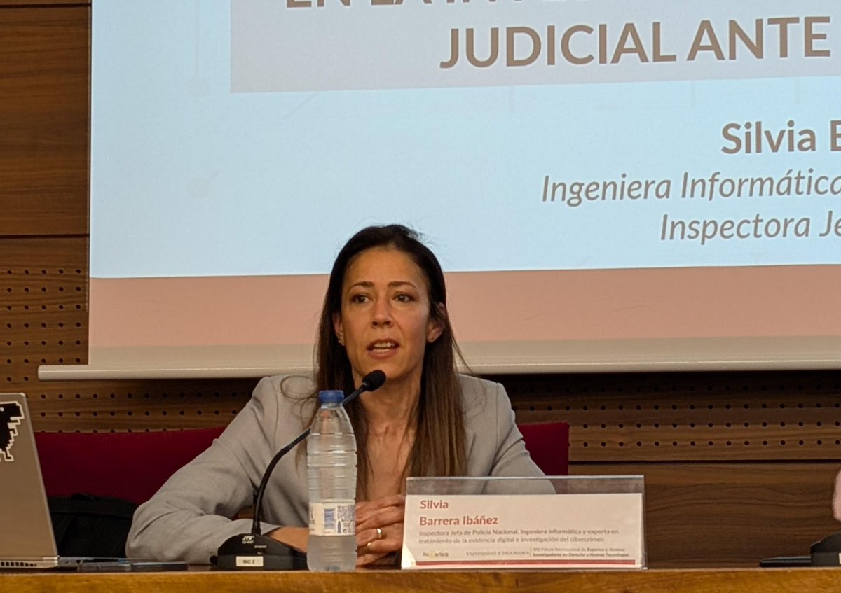Silvia Barrera nos imparte la conferencia magistral de admisibilidad de la evidencia digital en relación con la investigación policial y judicial ante la IA
#FODERTICS14 <a href="/foderticsusal/">FODERTICS</a>