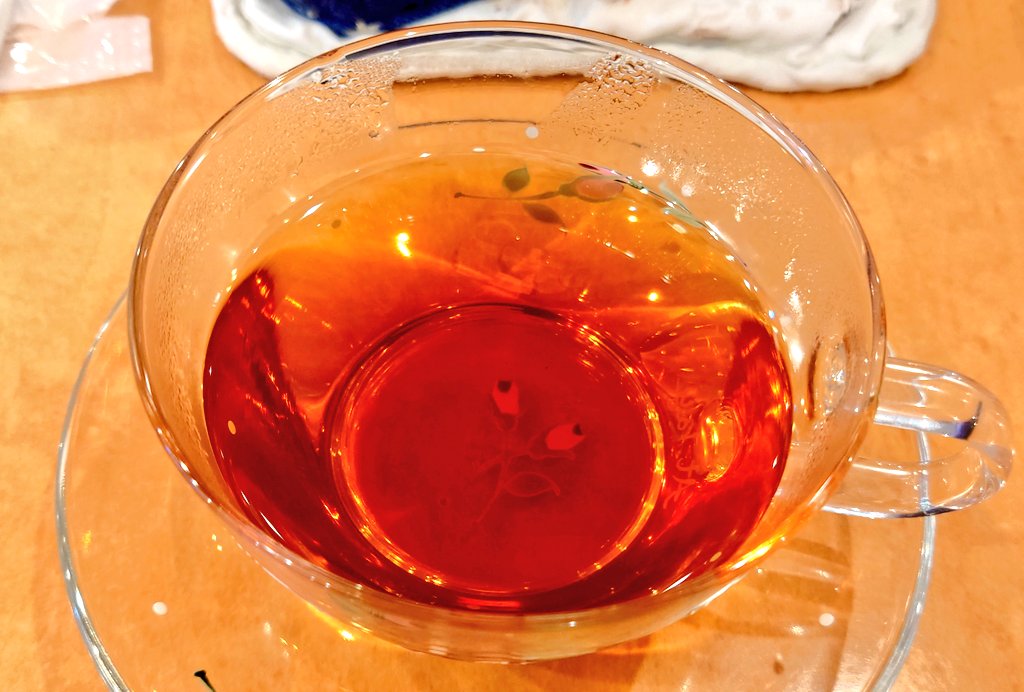 今日の #メイリッシュ
前に一度だけ食べたことのある鳥炭焼丼芳ばしい香り。紅茶はイヴさんに選んで頂いたニルギリ。涼しげなカップですが熱々で今日はキッチンのミサさんみたい（伝われ）。
つばきさんもヤベェ方に来る予定ですし、週の最後にまゆみさんに見送って頂きました。 #アキバのお店 #紅茶