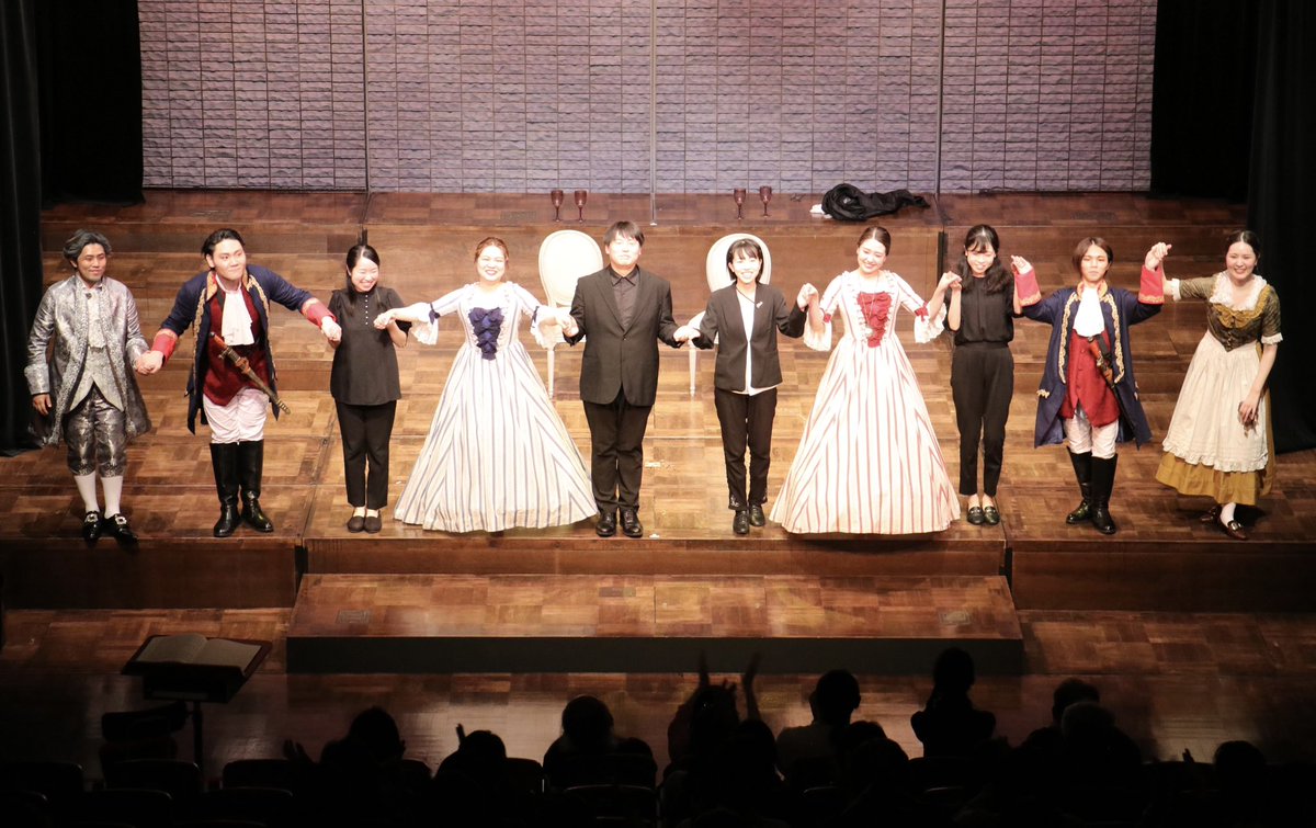 OperaPittoresca's tweet photo. 【舞台写真アルバム⑥】

最後は、スタッフの皆さんとの集合写真とカーテンコールです！

舞台転換や早着替え、字幕に表周りにカメラマン……誰1人欠けてもこの舞台は成立しなかったでしょう😂

ご来場くださった皆様、いつも支えてくださる皆様に、一同心より感謝申し上げます

📸浅川小帆里 https://t.co/zmVYdCxfRw
