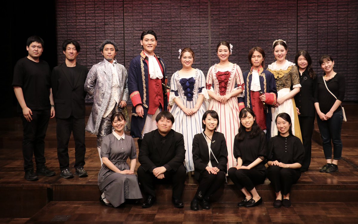 OperaPittoresca's tweet photo. 【舞台写真アルバム⑥】

最後は、スタッフの皆さんとの集合写真とカーテンコールです！

舞台転換や早着替え、字幕に表周りにカメラマン……誰1人欠けてもこの舞台は成立しなかったでしょう😂

ご来場くださった皆様、いつも支えてくださる皆様に、一同心より感謝申し上げます

📸浅川小帆里 https://t.co/zmVYdCxfRw